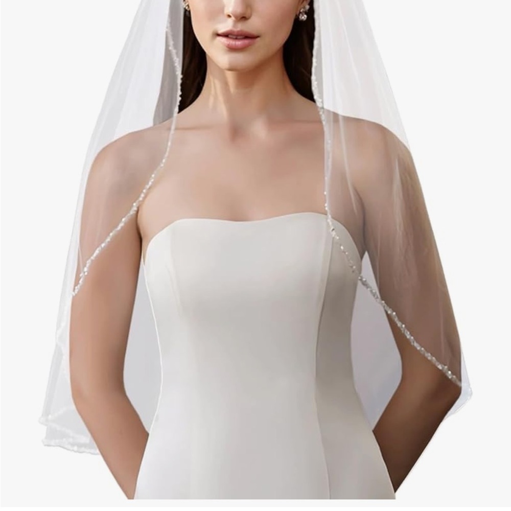 Amazon Elegant White Lace Veil with Comb - Picture 2 of 3